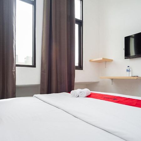 Hotel Reddoorz At Jalan Bangau Palembang Esterno foto