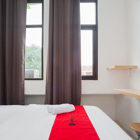 Hotel Reddoorz At Jalan Bangau Palembang Esterno foto