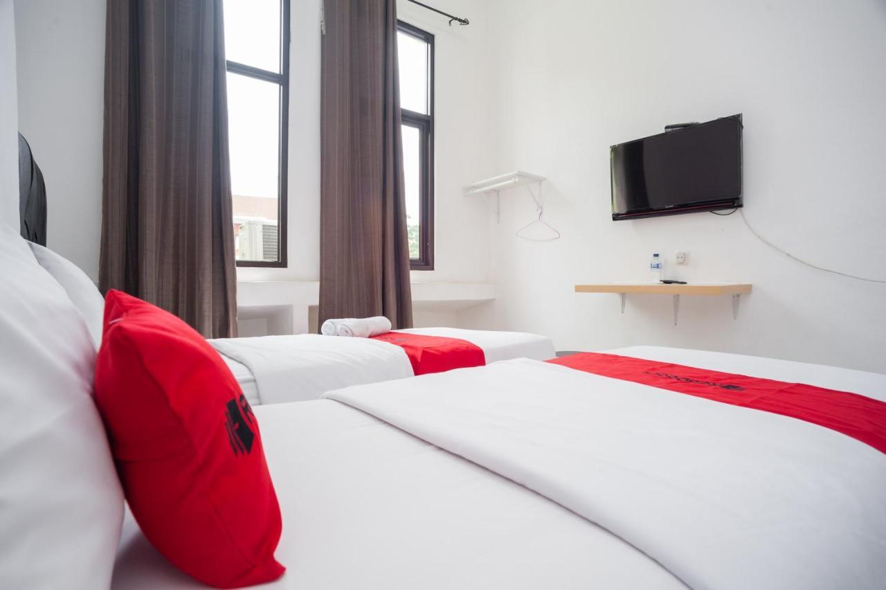 Hotel Reddoorz At Jalan Bangau Palembang Esterno foto