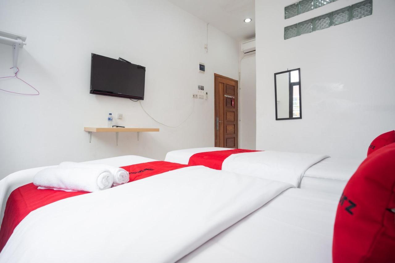 Hotel Reddoorz At Jalan Bangau Palembang Esterno foto