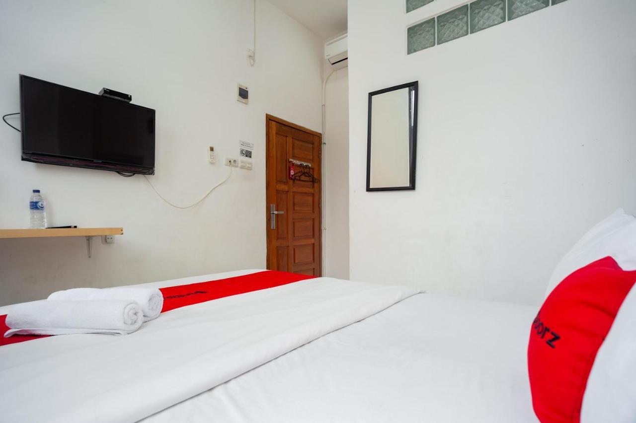 Hotel Reddoorz At Jalan Bangau Palembang Esterno foto