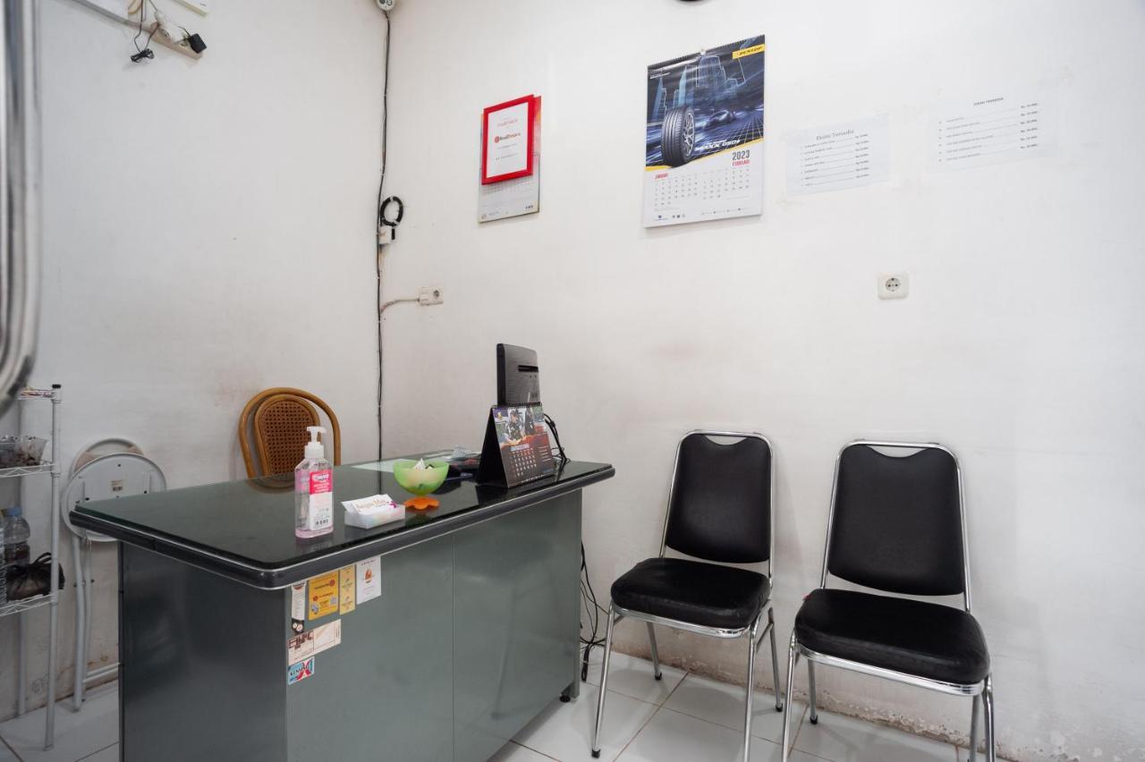 Hotel Reddoorz At Jalan Bangau Palembang Esterno foto