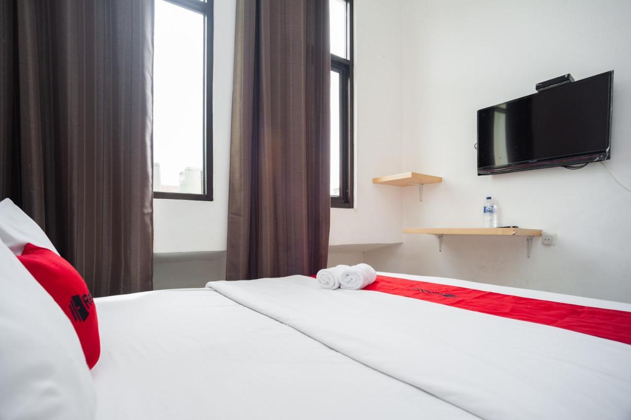 Hotel Reddoorz At Jalan Bangau Palembang Esterno foto