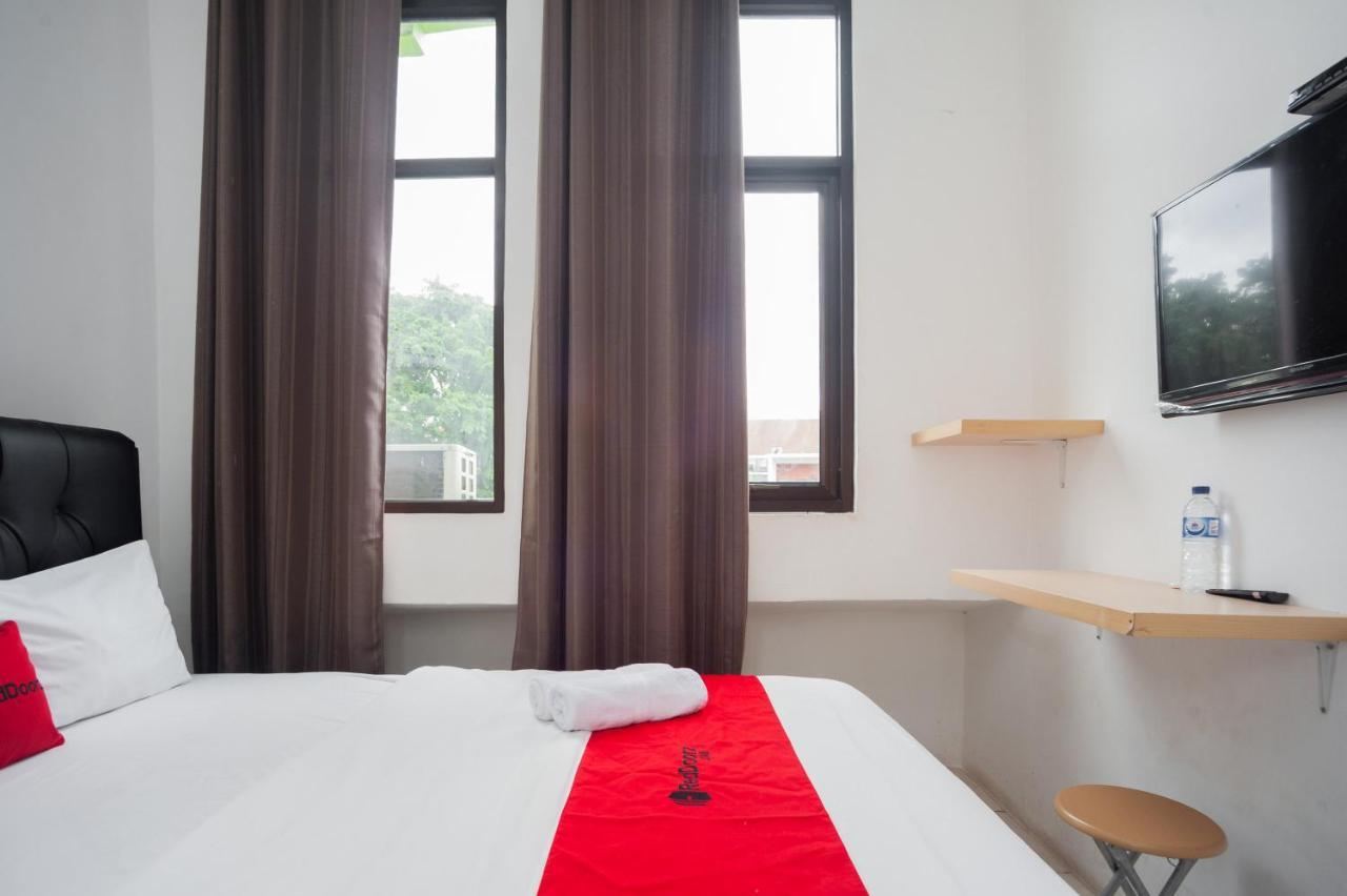 Hotel Reddoorz At Jalan Bangau Palembang Esterno foto
